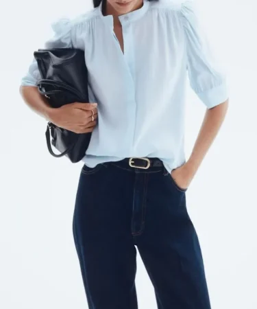 La nueva colección de H&M destila lujo por todos lados y está llena de vestidos, blusas y faldas 66 Merca2.es 4. Blusa azul cuello mao: fondo de armario imprescindible