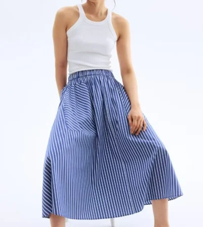 La nueva colección de H&M destila lujo por todos lados y está llena de vestidos, blusas y faldas 67 Merca2.es 5. Falda de rayas: un clásico que siempre vuelve