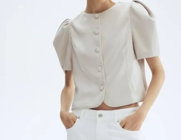 La nueva colección de H&M destila lujo por todos lados y está llena de vestidos, blusas y faldas 70 Merca2.es 8. Blusa entallada con mangas abullonadas: favorecedora y elegante