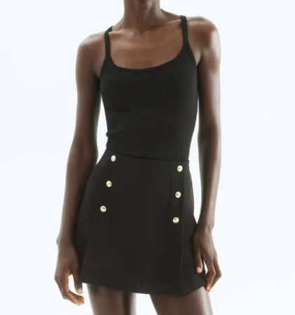 La nueva colección de H&M destila lujo por todos lados y está llena de vestidos, blusas y faldas 71 Merca2.es 9. Falda pantalón mini: atrevimiento y comodidad