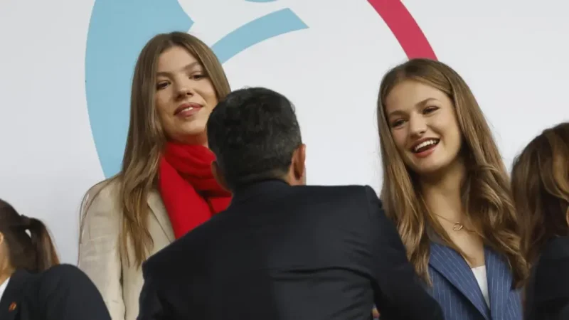 La prensa francesa destaca el comportamiento de la princesa Leonor y la infanta Sofía en la final de la Eurocopa 56 Merca2.es La nueva imagen de la realeza: natural, cercana y activa