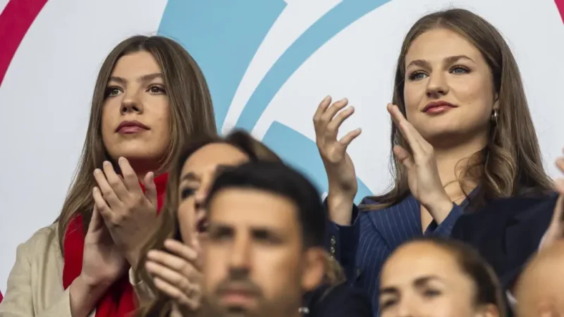 La prensa francesa destaca el comportamiento de la princesa Leonor y la infanta Sofía en la final de la Eurocopa 55 Merca2.es Verano en Mallorca: un respiro tras el deber