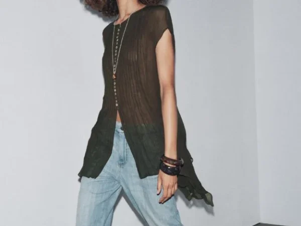 2. Camisa semitransparente: la sofisticación del “menos es más”