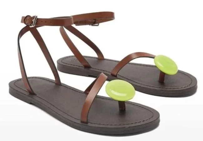 Las sandalias de Parfois que están arrasando entre la instagramers españolas 45 Merca2.es 1. Sandalias de cuero marrón plano con un diseño fresco de tiras de los dedos están a la venta por solo 3,999 euros
