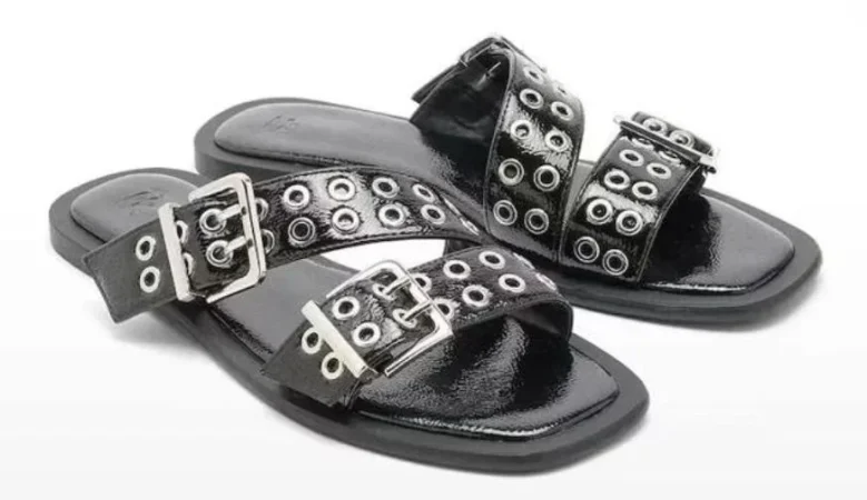 Las sandalias de Parfois que están arrasando entre la instagramers españolas 50 Merca2.es 6. Sandalias con tachuelas negras para 29,99 euros