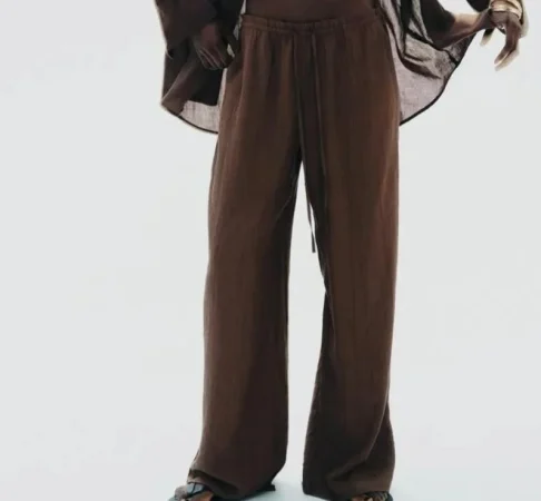 Pantalón fluido con estructura: el rey del confort