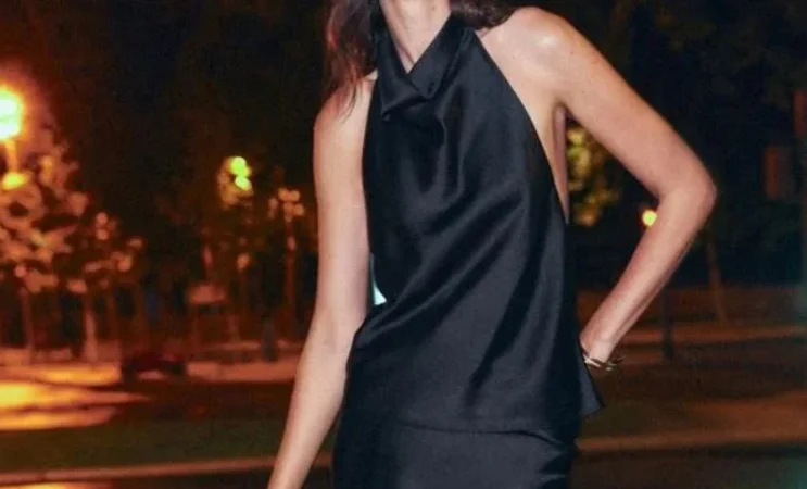 Top halter satinado: el toque chic sin esfuerzo