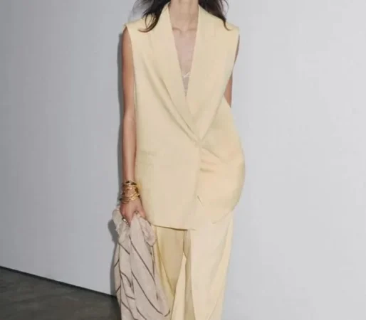 El traje amarillo mantequilla que arrasa en redes