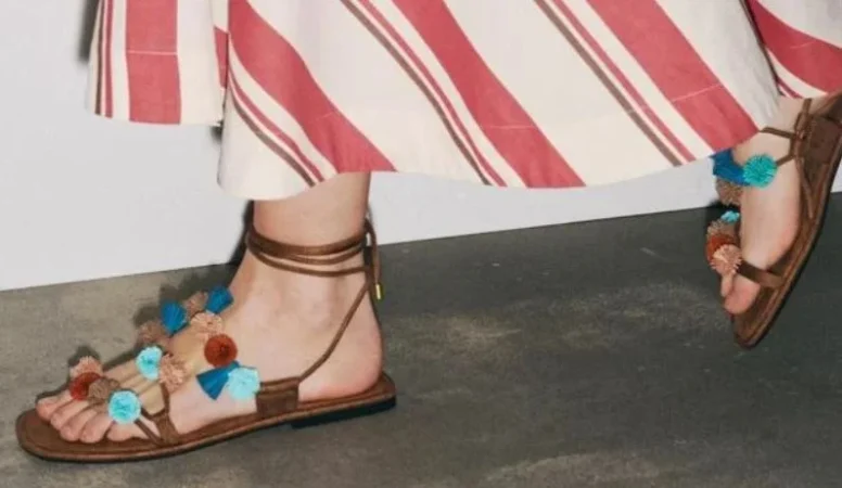 Sandalias de tiras con abalorios: el complemento estrella
