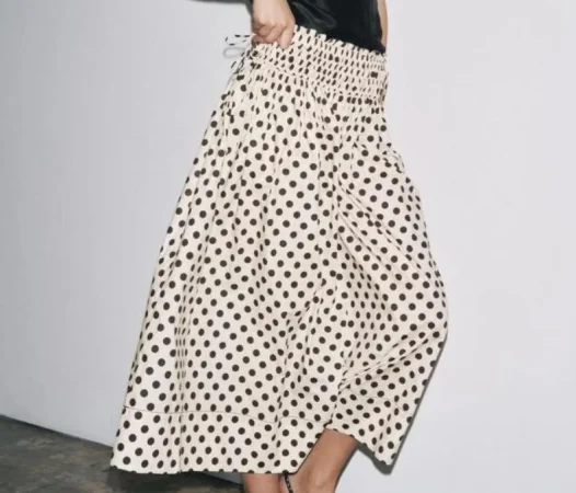 Falda midi de lunares: un clásico renovado