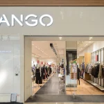 Olvida gastar 500 euros: este es el vestido asimétrico de Mango que se ha convertido en el uniforme de la 'jet' madrileña