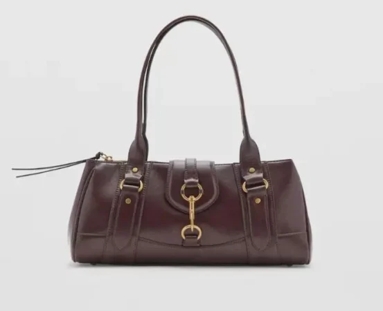 Bolso con detalle de hebillas