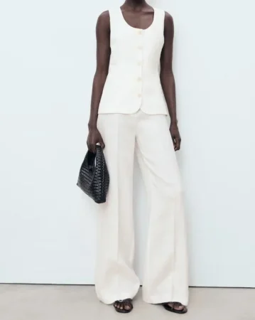 Mango lo tiene muy claro, un mono blanco siempre es sinónimo de elegancia, no te pierdas su gran variedad 67 Merca2.es Accesorios que funcionan con un mono blanco