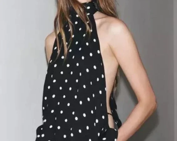 El top largo de lunares: sofisticado, fluido y con espalda al aire