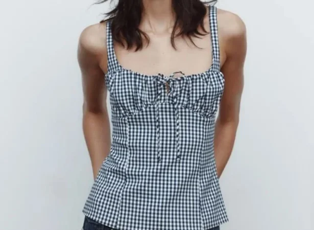 El top corsetero vichy azul: inspiración francesa total