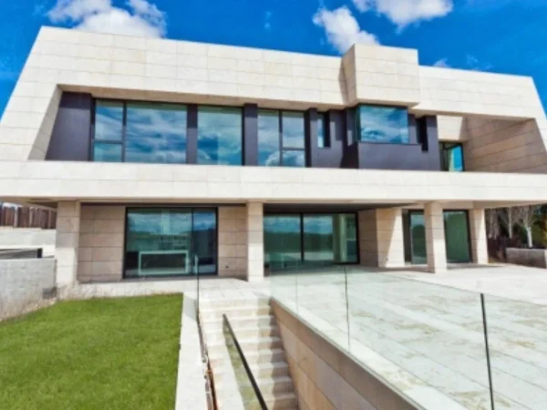 No te pierdas la alucinante mansión en La Moraleja de Vinicius Jr valorada en más de 6 millones de euros 9 Merca2.es Lujo renovado: el clásico con el moderno