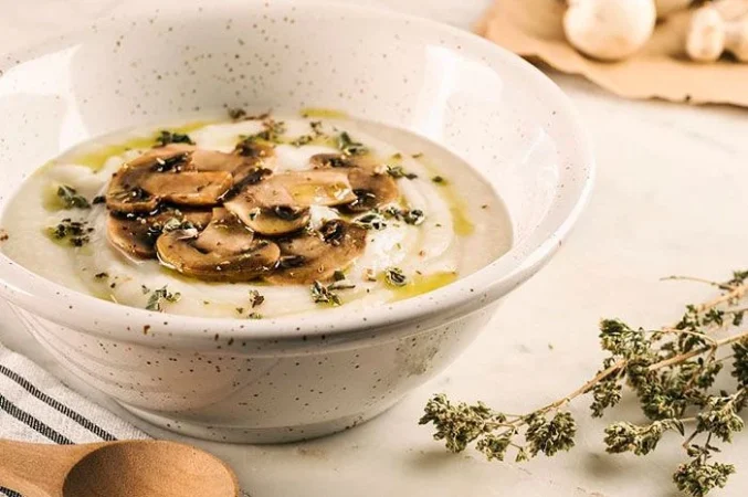 ¿Sabías que este común alimento te llena de energía y vigor para combatir el hastío estival? 47 Merca2.es 4 Pasta con champiñones y pesto