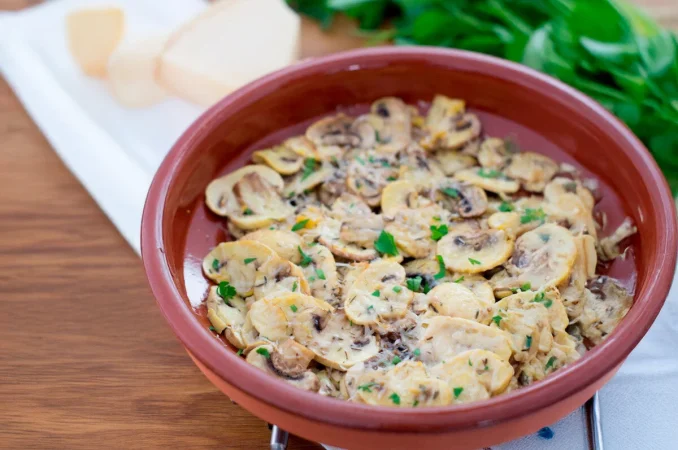 ¿Sabías que este común alimento te llena de energía y vigor para combatir el hastío estival? 50 Merca2.es El champiñón que mejora tu verano