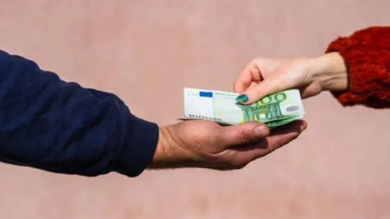 ¿Puede multarte Hacienda por ingresar dinero en la cuenta de tu hijo?