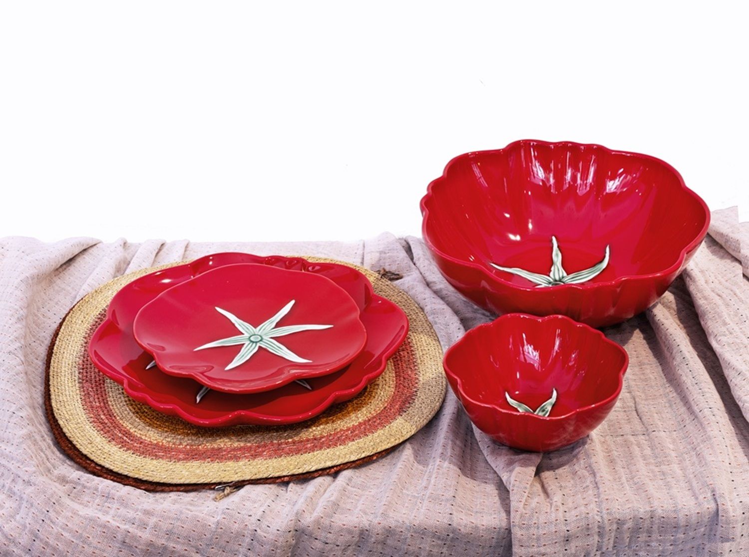 El verano empieza en la mesa, llena de colores vibrantes y texturas artesanales