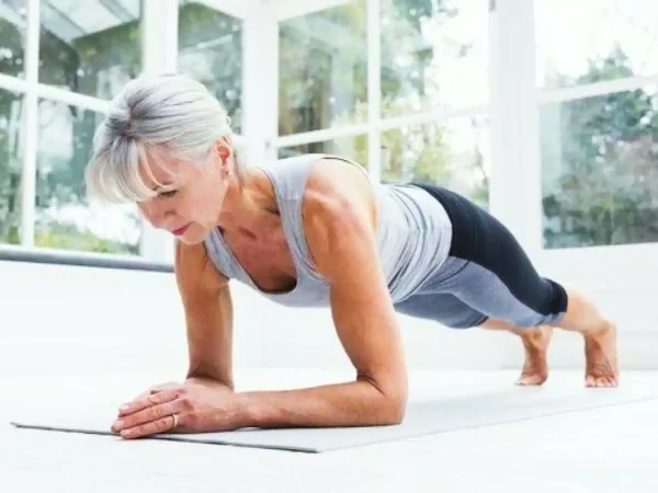 Según los expertos estos son los sencillos ejercicios que deben practicar las mujeres que hayan superado los 50 para estar en forma 23 Merca2.es Los ejercicios aconsejados por un experto