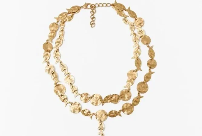 El collar largo con peces: bisutería que marca la diferencia