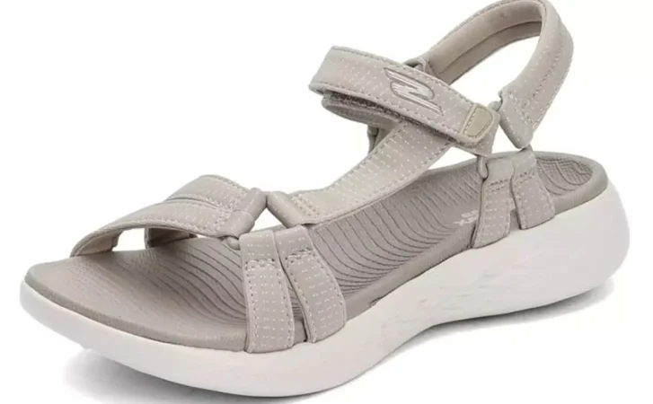 Ventajas de apostar en sandalias de cuña Skechers
