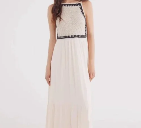 El vestido blanco con cuerpo de crochet que se adapta a todo