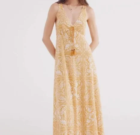 Amarillo mostaza: el vestido fluido más bohemio