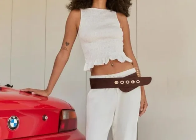 Una camiseta fruncida que estiliza y combina con todo