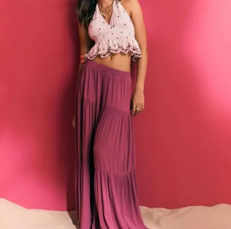 La falda pantalón bordada, entre lo romántico y lo funcional de Stradivarius