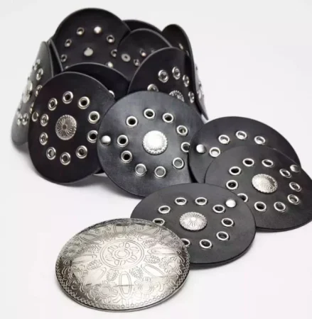 Stradivarius tiene la nueva colección de ropa y complementos más moderna y estilosa para este verano 13 Merca2.es Cinturón con tachuelas (17,99 €)