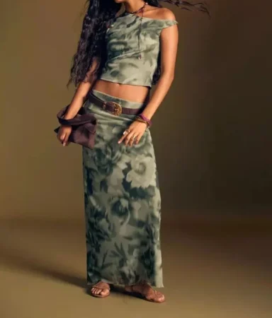 Stradivarius tiene la nueva colección de ropa y complementos más moderna y estilosa para este verano 11 Merca2.es Conjunto estampado: top asimétrico (15,99 €) y falda larga (22,99 €)