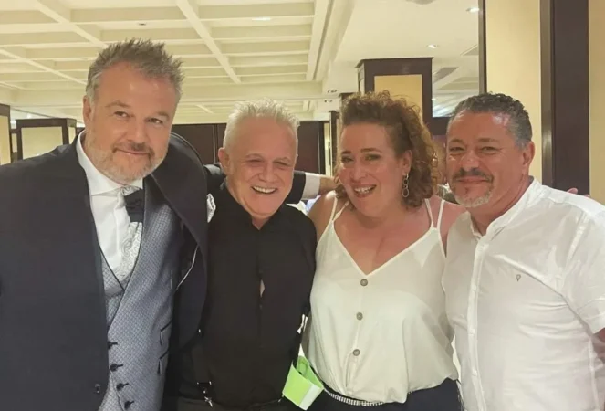 No en el centro de atención, pero aún amado por la gente