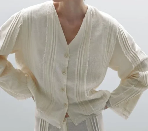 1. Blusa blanca con bordados: el básico que nunca falla