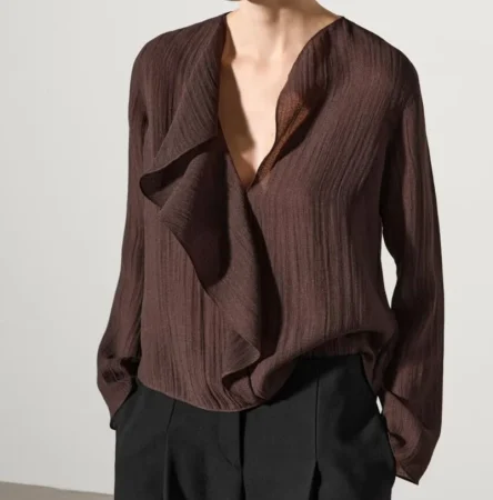4. Blusa marrón con cuello en pico y volantes: sofisticación en tono tierra