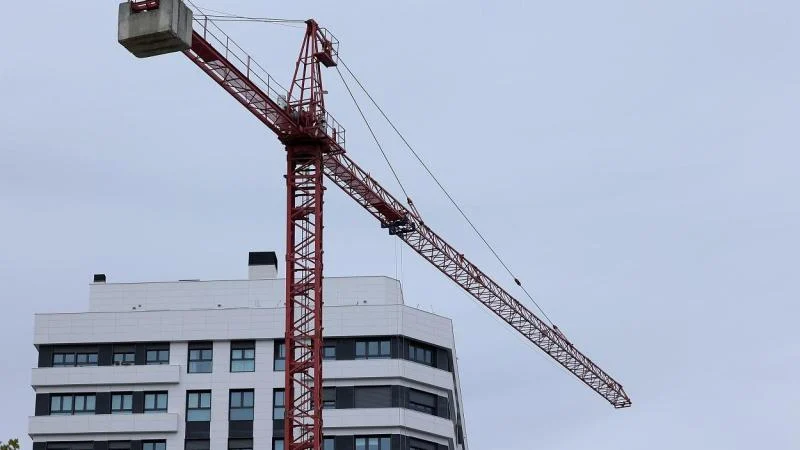 Daniel Lacalle, economista y gestor de fondos de inversión: “La vivienda cara y escasa no es una casualidad, es una política” 1 Merca2.es Vivienda, políticas y familias: un desafío pendiente