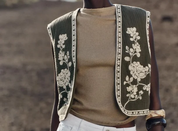 1. Chaleco verde bordado: el toque artesanal más chic