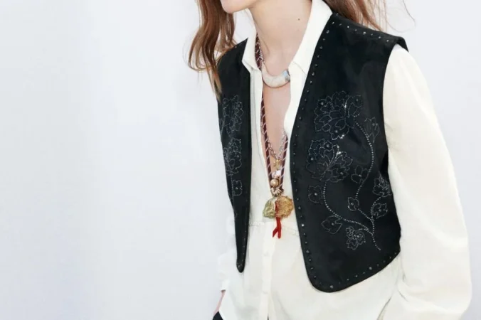 3. Chaleco negro efecto ante con brillos: boho con power