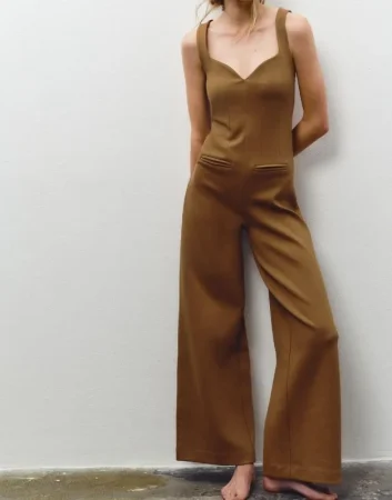 Zara tiene la mejor solución para esas bodas o comuniones que aún tienes pendientes por menos de 20 euros 25 Merca2.es 3. El mono ocre: comodidad con actitud