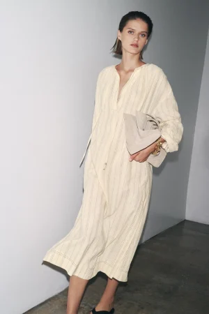 Disfruta en Zara de los vestidos camiseros más elegantes y pijos de este verano ¡échales un vistazo! 17 Merca2.es 2. Vestido camisero de rayas largo