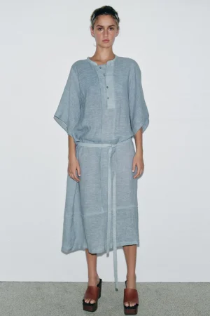 Disfruta en Zara de los vestidos camiseros más elegantes y pijos de este verano ¡échales un vistazo! 18 Merca2.es 3. Vestido largo camisero de lino azul