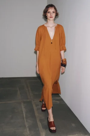 Disfruta en Zara de los vestidos camiseros más elegantes y pijos de este verano ¡échales un vistazo! 19 Merca2.es 4. Camisero de lino largo