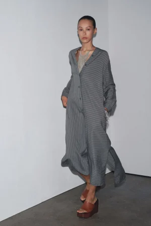 Disfruta en Zara de los vestidos camiseros más elegantes y pijos de este verano ¡échales un vistazo! 20 Merca2.es 5. Vestido camisero a rayas largo (versión alternativa)