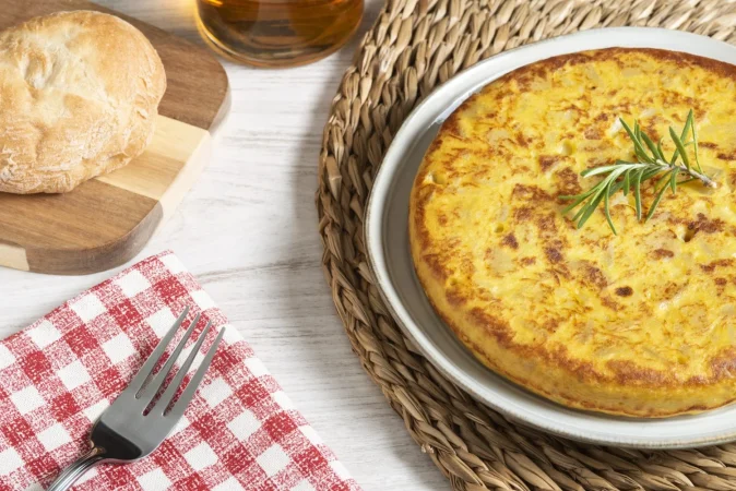 alto angulo de delicioso plato de tortilla espanola Merca2.es