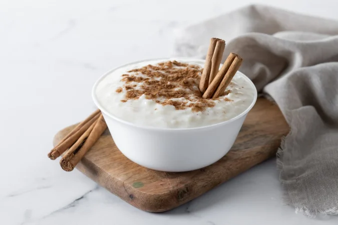 arroz con leche pudin de arroz con canela en un cuenco de arcilla sobre marmol blanco Merca2.es