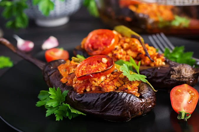 Así se preparan unas deliciosas berenjenas rellenas de carne al horno 3 Merca2.es berenjenas rellenas turcas con carne molida y verduras al horno con salsa de tomate Merca2.es
