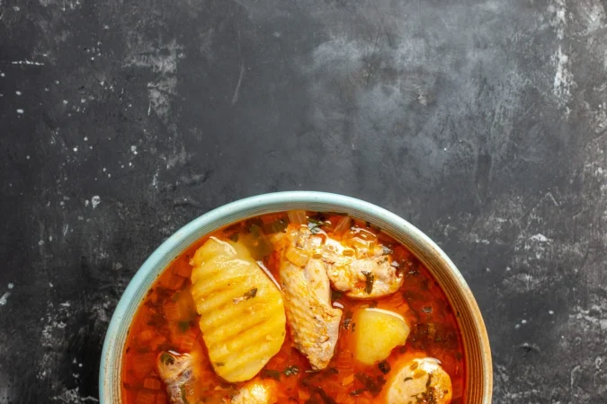 Aprende a hacer un guiso marinero con patatas de lo más veraniego, puro sabor a mar 16 Merca2.es cerrar en placa con sopa de pollo sobre fondo negro Merca2.es