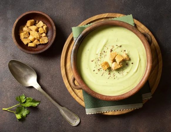 comida de invierno de sopa de brocoli con crutones vista superior 1 Merca2.es