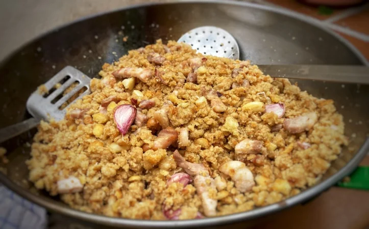 comida tradicional espanola con migas de pan Merca2.es